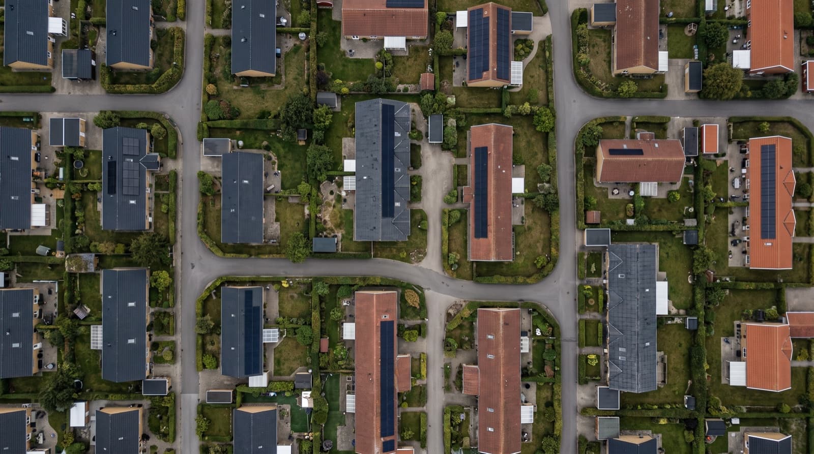 Luftfoto af et dansk villakvarter med solceller på tagene