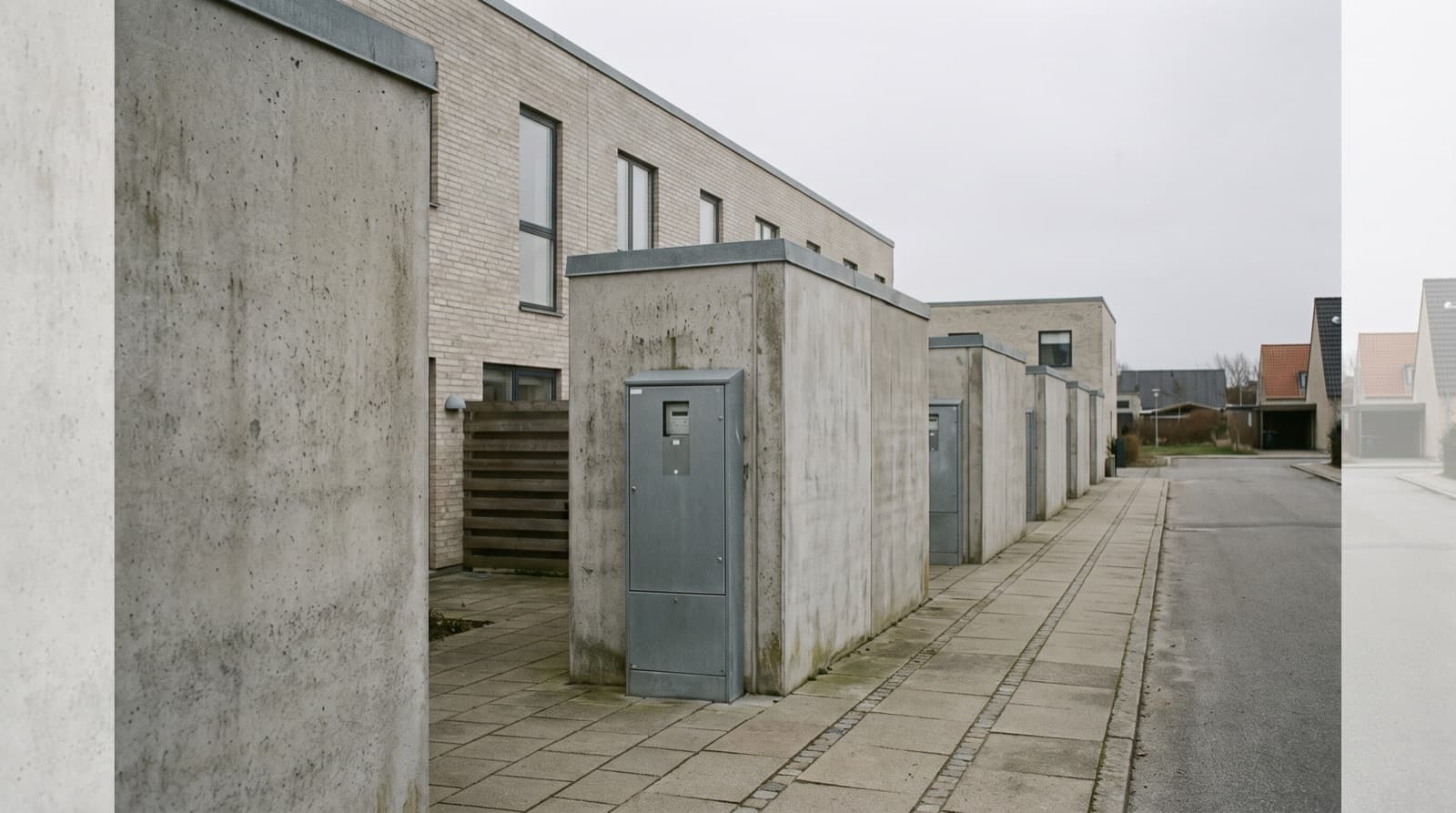 Moderne dansk rækkehusbebyggelse med en elmåler