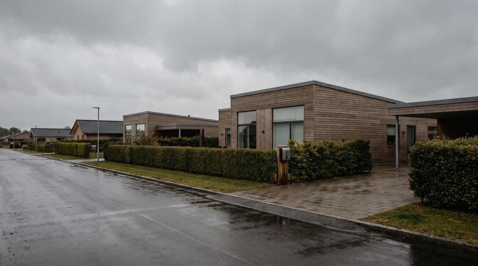 Rolig villavej i Aarhus med en ladeboks